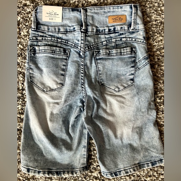 Junior Shorts, Size 1, High rise Bermuda, Distressed Denim, Stretch comfort NWT - Picture 2 of 2